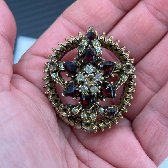 Vintage Gold Tone Round Brooch With Red & Clear Rhinestones Pearlized Stones - Picture 11 of 12
